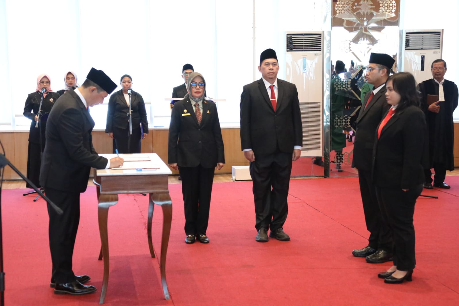 Kepala BNPB Letjen TNI Suharyanto menandatangani berkas acara pelantikan pejabat saat melantik Dua Belas Pejabat Administrator di Lingkungan BNPB pada Senin (12/6).